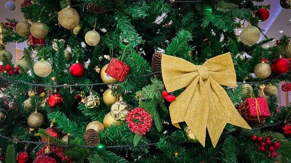 Pequenos Bulbos Uma Árvore Natal Com Bolas — Fotografia de Stock