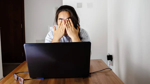 Jonge Vrouw Met Laptop Computer Thuis Stockfoto