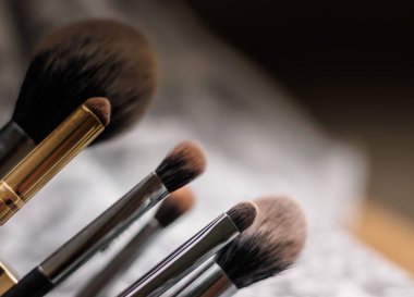 Beyaz arka planda fırça ve toz makyaj fırçaları