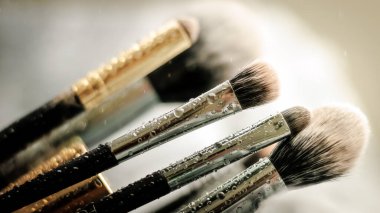 Ahşap masada fırça ve boya fırçası..