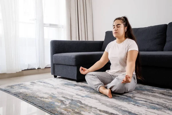 Jonge Vrouw Die Thuis Yoga Oefent Rechtenvrije Stockfoto's