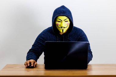 Dolandırıcı, dolandırıcıyı arar elinde banka kartı olan kurbanı arar elinde internet dolandırıcılığı kurbanı elinde kredi kartı tutuyordur.