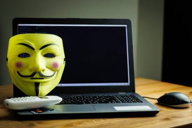 Dolandırıcı, dolandırıcıyı arar elinde banka kartı olan kurbanı arar elinde internet dolandırıcılığı kurbanı elinde kredi kartı tutuyordur.