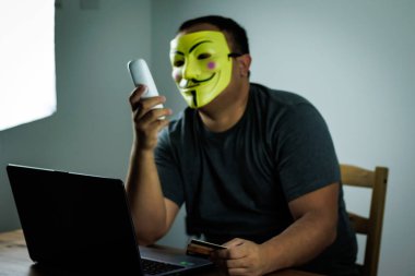 Dolandırıcı, dolandırıcıyı arar elinde banka kartı olan kurbanı arar elinde internet dolandırıcılığı kurbanı elinde kredi kartı tutuyordur.