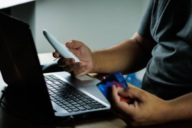 Dolandırıcı, dolandırıcıyı arar elinde banka kartı olan kurbanı arar elinde internet dolandırıcılığı kurbanı elinde kredi kartı tutuyordur.