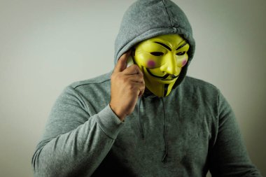 Dolandırıcı, dolandırıcıyı arar elinde banka kartı olan kurbanı arar elinde internet dolandırıcılığı kurbanı elinde kredi kartı tutuyordur.