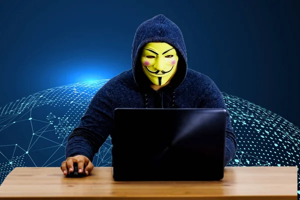 Dolandırıcı, dolandırıcıyı arar elinde banka kartı olan kurbanı arar elinde internet dolandırıcılığı kurbanı elinde kredi kartı tutuyordur.