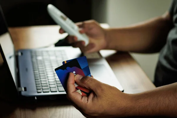 Dolandırıcı, dolandırıcıyı arar elinde banka kartı olan kurbanı arar elinde internet dolandırıcılığı kurbanı elinde kredi kartı tutuyordur.