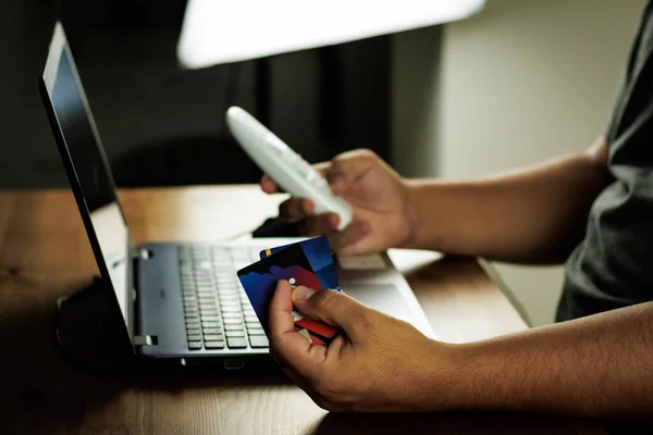 Dolandırıcı, dolandırıcıyı arar elinde banka kartı olan kurbanı arar elinde internet dolandırıcılığı kurbanı elinde kredi kartı tutuyordur.