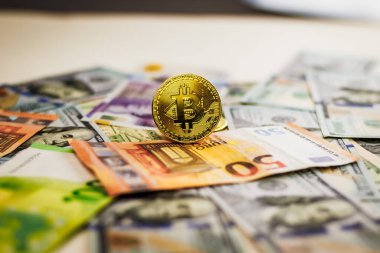 Amerikan bayrağının arka planında bitcoin ve ethereum