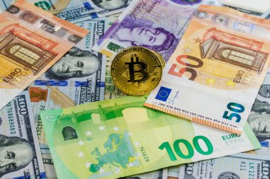 Beyaz arka planda avro banknotları ve sikkeler