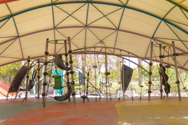 Şehir parkında çocuk parkı