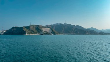 Güzel deniz manzarası ve dağlar.