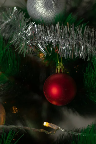Árbol Navidad Con Bolas Árbol Feliz Año Nuevo Con Bolas —  Fotos de Stock