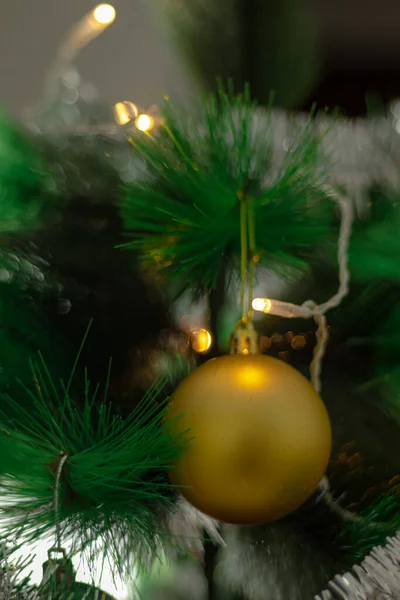 Árbol Navidad Con Bolas Árbol Feliz Año Nuevo Con Bolas —  Fotos de Stock