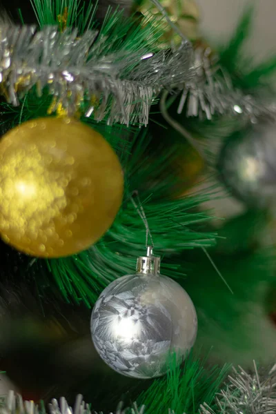ボール付きのクリスマスツリー ボール付きの幸せな新年の木 クリスマスの装飾 — ストック写真