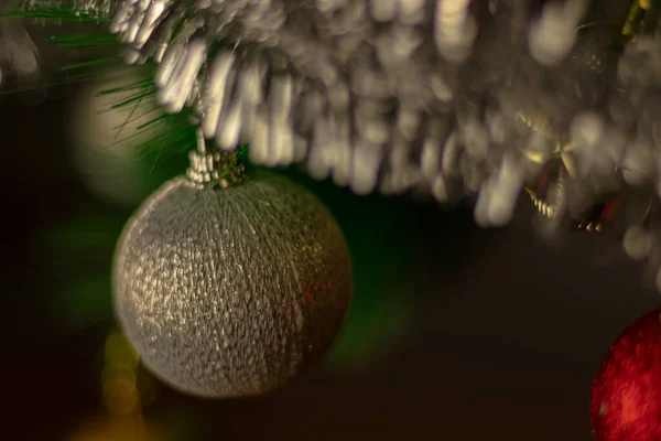 ボール付きのクリスマスツリー ボール付きの幸せな新年の木 クリスマスの装飾 — ストック写真