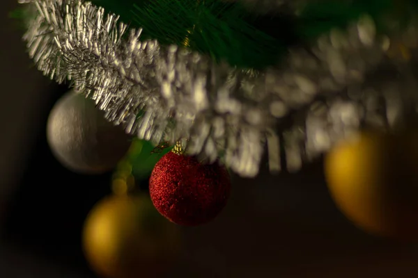 Árbol Navidad Con Bolas Árbol Feliz Año Nuevo Con Bolas —  Fotos de Stock