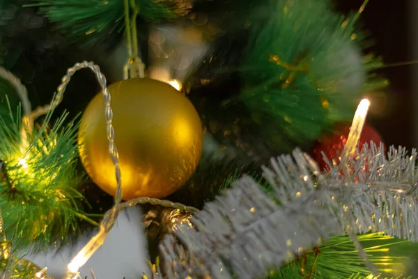 Árbol Navidad Con Bolas Árbol Feliz Año Nuevo Con Bolas —  Fotos de Stock