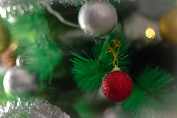 Árvore Natal Com Bolas Árvore Ano Novo Feliz Com Bolas — Fotografia de Stock