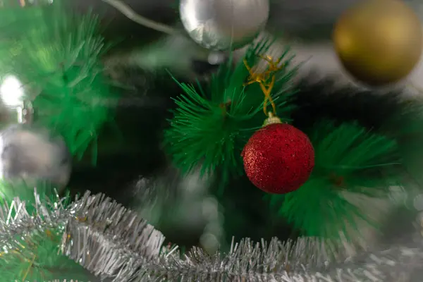 Kerstboom Met Ballen Gelukkige Nieuwjaarsboom Met Ballen Kerstversiering — Stockfoto