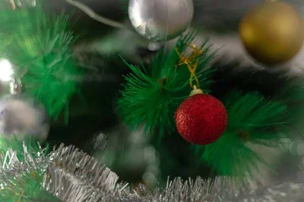 ボール付きのクリスマスツリー ボール付きの幸せな新年の木 クリスマスの装飾 ストックフォト