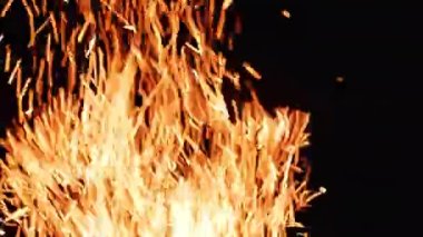 Siyah arka planda uçan ateş kıvılcımları.