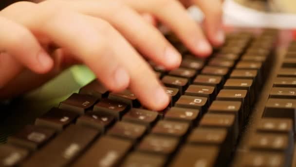 Close-up de homens irreconhecíveis digitando no teclado enquanto trabalhava no escritório, panorama — Vídeo de Stock