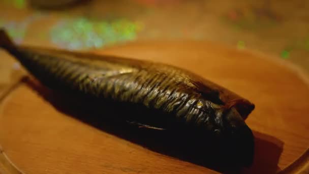 Krojenie makreli wędzonej na zimno bez głowy — Wideo stockowe