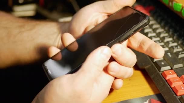 Handy mit kaputtem Touchscreen im Handyservice untersuchen — Stockvideo