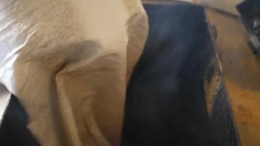 İşçi yakıtı kazana yüklüyor..