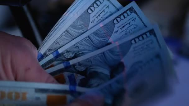 Dollárbankjegyek az UV-fényben. Csalás elleni ellenőrzés — Stock videók