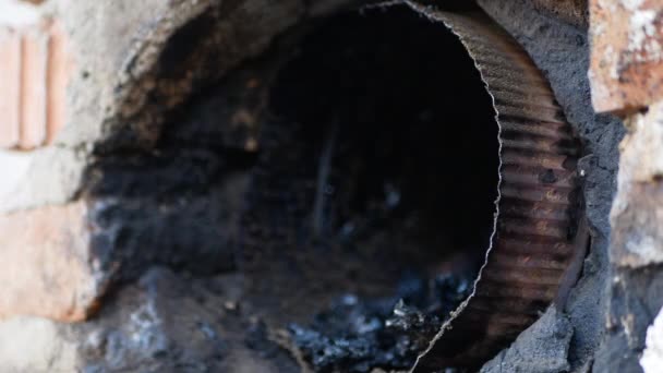 El hombre elimina los depósitos de alquitrán negro y alquitrán de la chimenea. — Vídeos de Stock