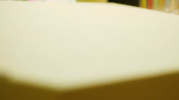 Τέσσερις τυρί πίτσας quattro fromaggi με βασιλικό φύλλα σε φόντο ρουστίκ ξύλινη σανίδα — Αρχείο Βίντεο