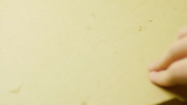 Byer karton kutuyu dört peynirli pizzayla açıyor.