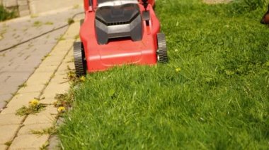 Çim biçme makinesi. 4k video