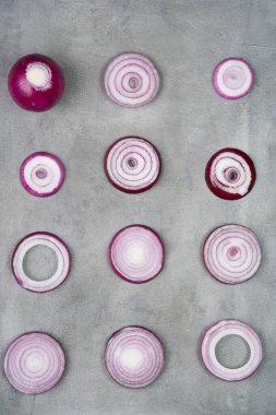 Beton masa arkasında kırmızı soğan. Mutfak ve aşçılık konsepti.