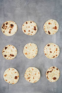 lezzetli yumuşak taze kızarmış pide beton tablo, yukarıdan yatay görünüm