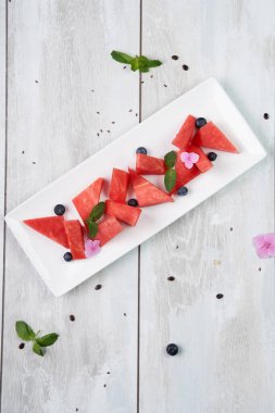 Beyaz tabakta karpuz salatası