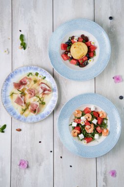 Tahta masada üç farklı salata.