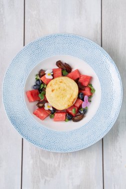 Karpuz ve kızarmış peynirden yapılmış taze salata.