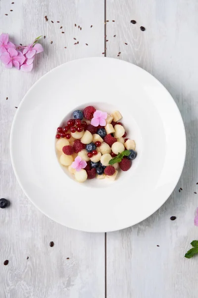 Wassermelonensalat Auf Weißem Teller — Stockfoto