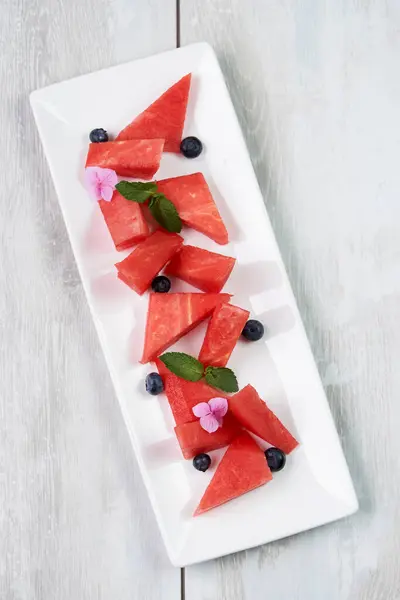 Wassermelonensalat Auf Weißem Teller — Stockfoto
