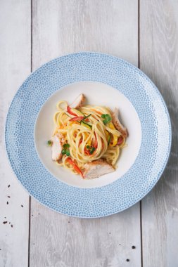 Bir kase tavuklu makarna. Doğrudan Yukarı Yakından. Kremalı Tavuk, İtalyan Yemek Fotoğrafçılığı.