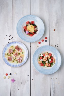 Tahta masada üç farklı salata.