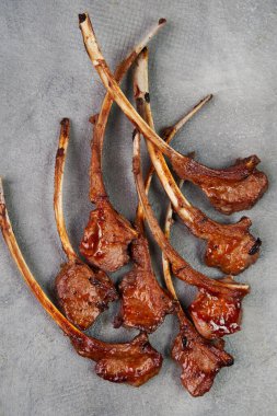 Gri beton zeminde ızgara et