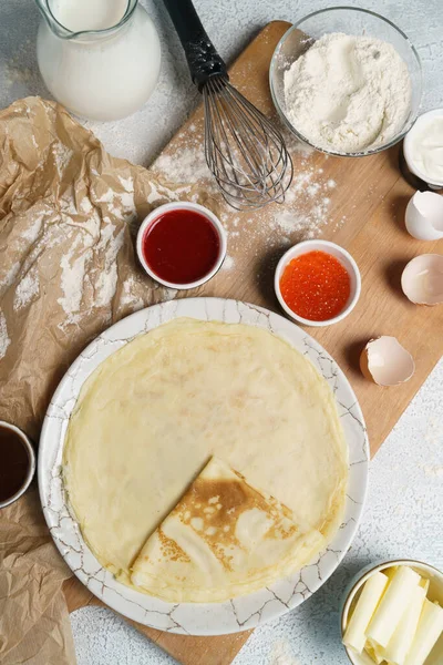 Frittelle Caviale Rosso Marmellata Sfondo Bianco Tavolo Legno Maslenitsa Vacanza — Foto Stock