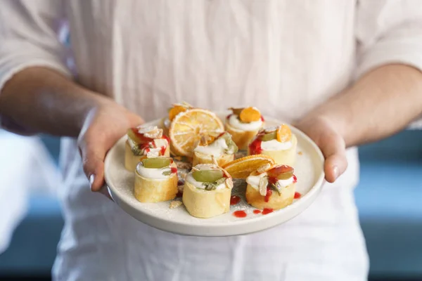 Crêpes Mit Quark Erdbeere Und Minze Dünne Pfannkuchen Mit Füllungen — Stockfoto