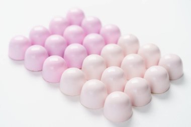 Pastel renge boyanmış özel el yapımı çikolata şekeri. Bahar, Kadınlar Günü, Sevgililer Günü konsepti