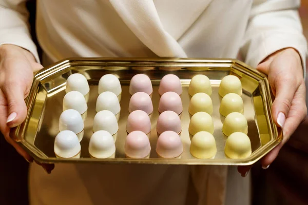 テーブルの上に箱に高級チョコレートのボンボンの盛り合わせ 専用の手作りキャンディーのカラフルなセット — ストック写真